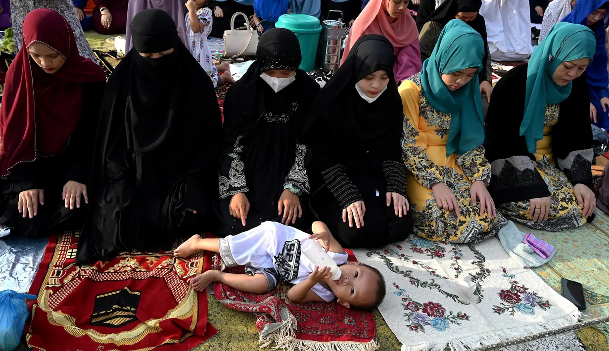 Selama Idul Adha, umat Islam menyembelih domba, kambing, sapi, atau unta untuk memperingati kerelaan Nabi Ibrahim untuk mengorbankan putranya atas perintah Allah.  (AFP/JAM STA ROSA)