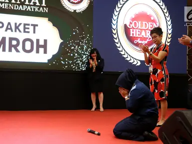 Karyawan Susanti sujud syukur menerima apresiasi berupa paket umroh pada acara Golden Heart Award di Lippo Mall Puri, Jakarta, Rabu (13/3). Apresiasi tersebut digelar sebagai bentuk penemuan barang pengunjung yang tertinggal. (Liputan6.com/Fery Pradolo)