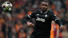 Pemain Juventus Pierre Kalulu berusaha merebut bola pada laga leg pertama play-off Liga Champions antara Galatasaray vs Juventus di Istanbul, Turki, Selasa, 17 Februari 2026. (AP Photo/Khalil Hamra)