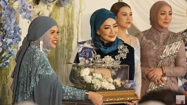 10 Potret Kebersamaan Reza Artamevia dan Angelina Sondakh di Lamaran Aaliyah dan Thariq