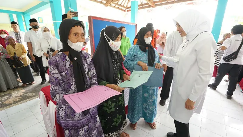 Bupati Banyuwangi Ipum Fiestiandani  (baju putih) meninjau langsung pembagian Bansos (Istimewa)