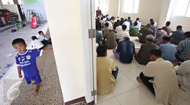 Warga melaksanakan Salat Jumat di ruang kelas PAUD Rusun Muara Baru, Jakarta Utara, Jumat (6/11/2015). Tidak tersedianya fasilitas tempat ibadah, menyebabkan warga terpaksa melaksanakan Salat Jumat di ruang kelas. (Liputan6.com/Immanuel Antonius)