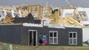 Tornado yang melanda pinggiran kota Omaha, Nebraska, pada Jumat sore, menghancurkan rumah-rumah. (Chris Machian/Omaha World-Herald via AP)