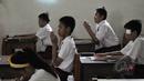 Sejumlah peserta berdoa sebelum memulai Ujian Nasional (UN) di SDN 04 Jakarta, Senin (18/5/2015). Sebanyak 153.266 peserta didik SD/MI dan sederajat di Jakarta mengikuti UN yang digelar 18-20 Mei. (Liputan6.com/Herman Zakharia)