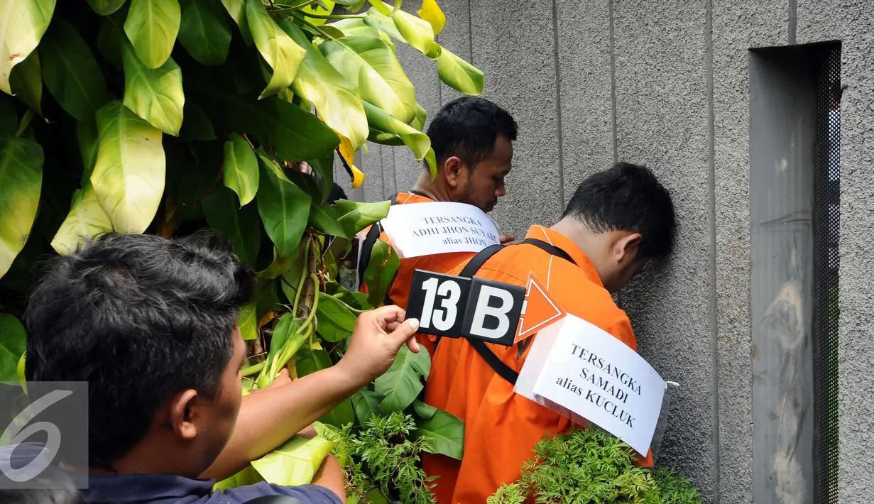 Tersangka kasus perampokan disertai penyanderaan melakukan adegan rekonstruksi kejadian di Jalan Metro Hijau IX, Jakarta, Selasa (13/9). 60 adegan reka ulang kejadian diperagakan tersangka. (Liputan6.com/Helmi Fithriansyah)