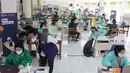 Warga divaksin pada vaksinasi massal di sentra vaksinasi Covid-19 HIPMI Jaya di Labschool Kebayoran, Jakarta, Selasa (06/7/2021). Vaksinasi bagi anggota HIPMI Jaya, pelaku UMKM dan masyarakat bertujuan untuk membantu percepatan vaksinasi di DKI Jakarta. (Liputan6.com/HO/HIPMI)
