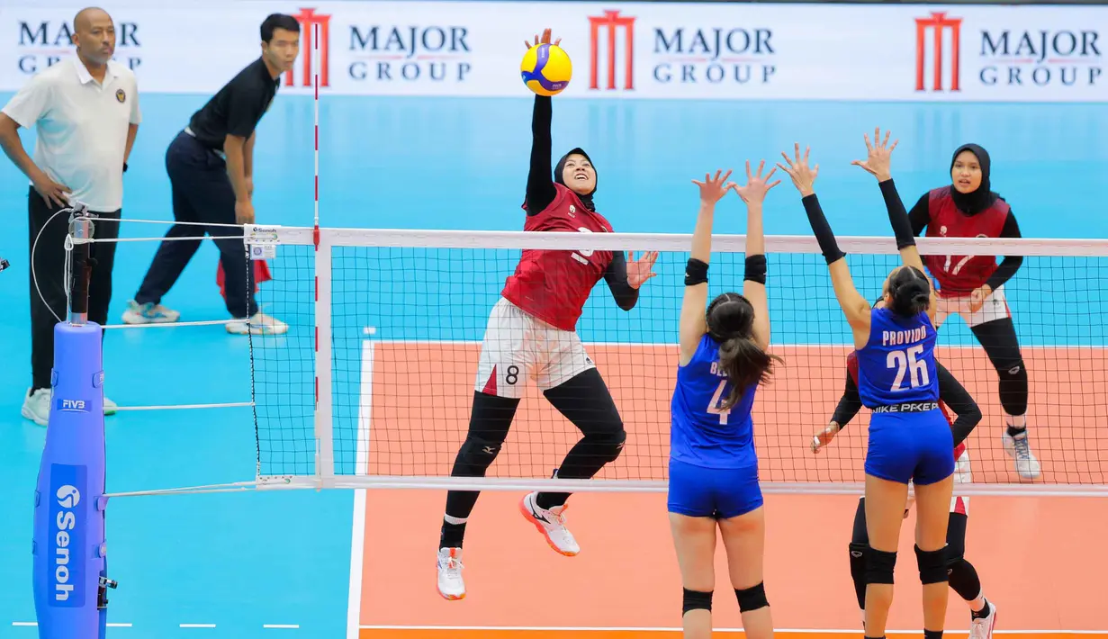 Dua set berikutnya kembali berlangsung ketat. Kedua tim sama-sama tampil ngotot demi mengamankan medali perunggu. Tampak dalam foto, tim voli putri Indonesia saat bertanding melawan Filipina pada laga final SEA Games 2025 di Indoor Stadium Huamark, Bangkok, Thailand, Senin (15/12/2025). (Bola.com/Bagaskara Lazuardi)