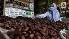 Pedagang menata kurma dagangannya di Pasar Tanah Abang, Jakarta, Rabu (22/4/2020). Pandemi COVID-19 membuat lesu penjualan kurma, keuntungan pedagang menurun hingga 80 persen lebih padahal pada tahun sebelumnya menjelang Ramadan biasanya ramai pembeli. (Liputan6.com/Johan Tallo)