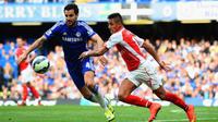 Gelandang Chelsea, Cesc Fabregas, saat berduel dengan gelandang Arsenal, Alexis Sanchez. (dok. Zimbio)
