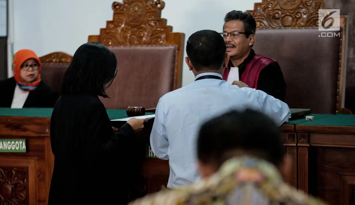 Kuasa hukum pengamen Cipulir korban salah tangkap selaku pemohon bersama perwakilan pihak Polda Metro Jaya dan Kejati DKI selaku termohon menyerahkan kelengkapan berkas kepada Majelis Hakim dalam sidang lanjutan praperadilan di PN Jakarta Selatan, Selasa (23/7/2019). (Liputan6.com/Faizal Fanani)