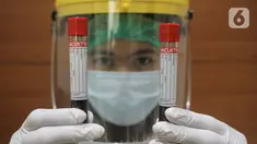 Petugas medis menunjukkan sampel darah pasien di Laboratorium Klinik Prodia Kramat, Jakarta, Sabtu (8/5/2021). Memasuki usia ke 48 tahun PT Prodia Widyahusada Tbk memberikan pemeriksaan kesehatan gratis kepada media. (Liputan6.com/HO/Prodia)
