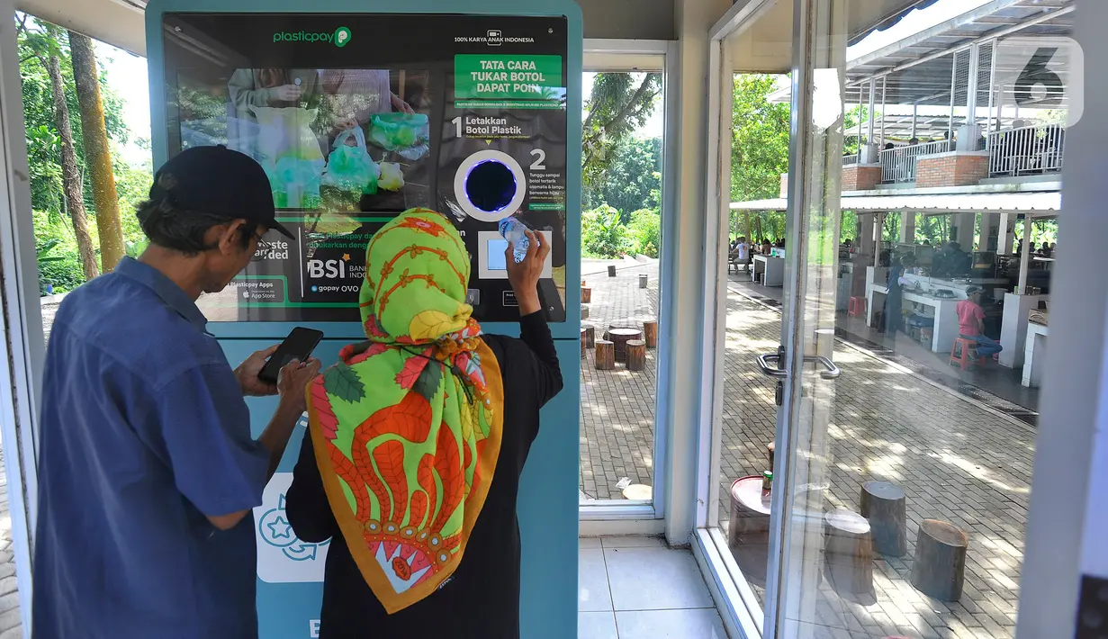 Warga melakukan penukaran sampah botol plastik pada  Reverse Vending Machine (RVM) di kantin Kampus Vokasi UI, Depok, Jawa Barat, Selasa (7/3/2023). Penukaran sampah botol plastik dengan saldo Rekening Bank Syariah Indonesia di area Kampus Vokasi UI berlangsung Senin hingga Minggu dengan estimasi waktu pukul 08.00 - 18.00 WIB yang bertujuan mengurangi sampah platik di lingkungan warga. (merdeka.com/Arie Basuki)