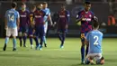 Wonderkid Barcelona, Ansu Fati (kedua kanan) menghibur pemain UD Ibiza, Fran Grima pada akhir pertandingan babak 32 besar Copa del Rey 2019-2020 di Estadi Municipal de Can Misses, Rabu (21/1/2020). Barcelona harus bersusah payah untuk mengalahkan Klub Segunda B UD Ibiza 2-1. (JAIME REINA/AFP)