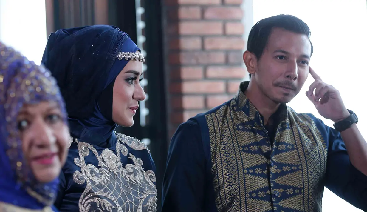 Seperti diketahui, Fairuz A Rafiq sebelumnya telah menikah dengan Galih Ginanjar. Pernikahannya hanya berusia tiga tahun. Dari pernikahannya mereka dikaruniai seorang anak King Faaz Arafiq. (Deki Prayoga/Bintang.com)