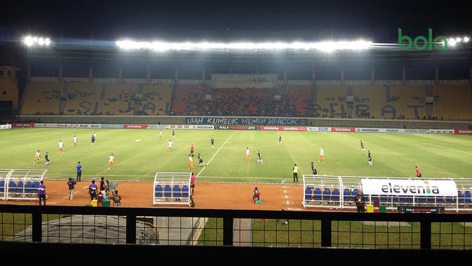 Laga Persib vs Perseru pada Piala Presiden 2019 di Stadion Si Jalak Harupat, Bandung, sepi penonton. (Bola.com/Erwin Snaz)