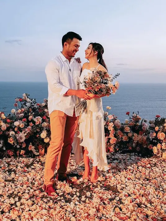 <p>Jessica Mila tengah berbahagia, kala mendapat kejutan romantis dari sang kekasih Yakup Hasibuan di Bali. Momentum ini menjadi sebuah acara lamaran intimate yang dihadiri oleh sahabat terdekat. (Foto: Instagram/ Jessica Mila)</p>