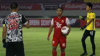 Tony Sucipto (tengah) menghampiri Andritany Ardhiyasa saat babak adu penalti antara Persija Jakarta vs PSM Makassar pada semifinal Piala Menpora 2021, Minggu (18/4/2021)