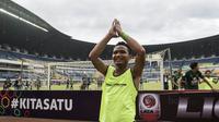 Gelandang Persebaya, Oktafianus Fernando, menyapa suporter usai mengalahkan Martapura FC pada laga semifinal Liga 2 2017 di Stadion GBLA, Bandung, Sabtu (25/11/2017). Persebaya menang 3-1 atas Martapura FC. (Bola.com/Vitalis Yogi Trisna)