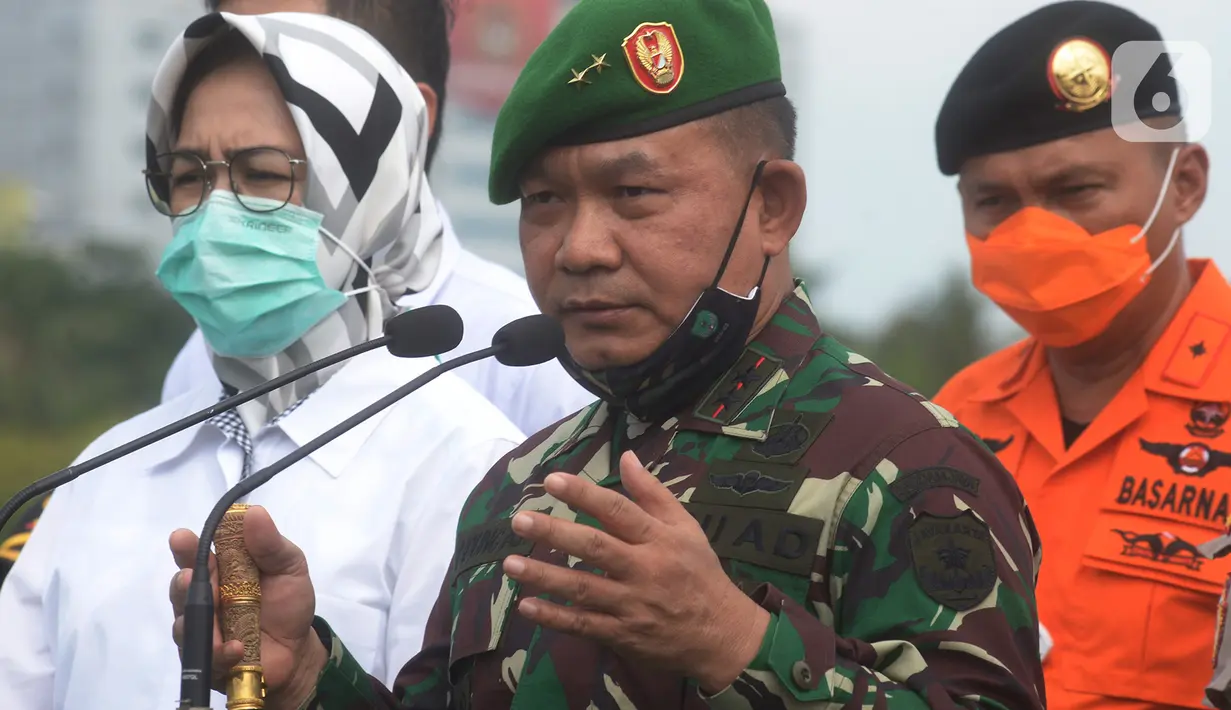 Pangdam Jaya Mayjen TNI Dudung Abdurachman bersama Wali Kota Tangerang Selatan, Airin Rahmi Diany melakukan inpeksi pasukan saat apel gelar pasukan di Lapangan Silang Monas, Jakarta, Jumat (20/11/2020). (merdeka.com/Imam Buhori)