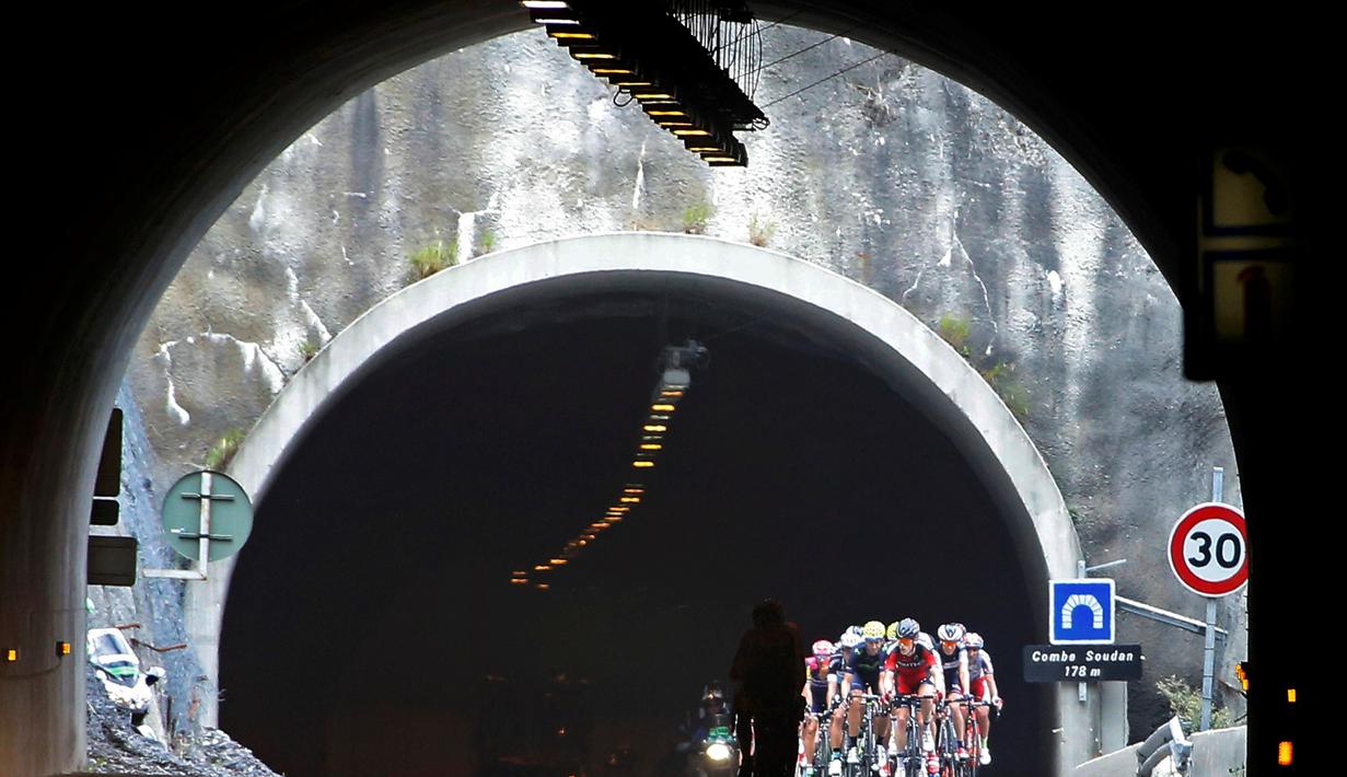Para pebalaps sedang berlomba di Etape 20 Tour de France 2015 yang berjarak 110.5-km dari Modane menuju Alpe d'Huez, Prancis. (25/7/2015). (REUTERS/Eric Gaillard)