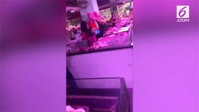 Keributan terjadi antara pembeli dan pedagang di pasar daging Shanghai, China. Pedagang tersebut melempari daging yang dijualnya ke arah pembeli.