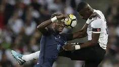 Striker Inggris, Tammy Abraham, berebut bola dengan bek Jerman, Antonio Rudiger, pada laga persahabatan di Stadion Wembley, London, Jumat (10/11/2017). Kedua negara bermain imbang 0-0. (AP/Matt Dunham)