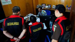 Penggeledahan tersebut dilakukan terkait tindak pidana korupsi Transjakarta yang melibatkan Udar Pristono, Jakarta, (22/9/14). (Liputan6.com/Johan Tallo)