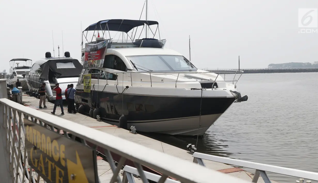 Petugas Dirtidpid Bareskrim Polri memeriksa kapal pesiar Karenliner di Pelabuhan Kapal Pesiar Batavia Marina, Jakarta, Selasa (11/6/2019). Dirtidpid Narkoba Bareskrim Polri mengungkap penyelundupan 37 kg sabu asal Malaysia sabu dengan menggunakan kapal pesiar. (Liputan6.com/Helmi Fithriansyah)