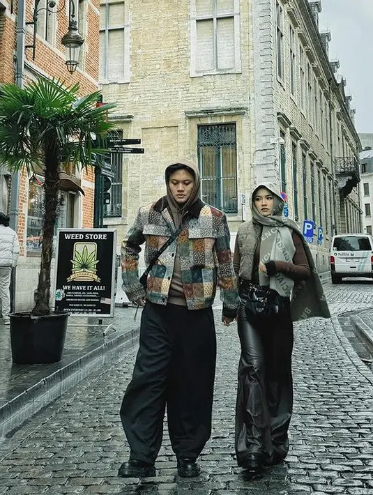 Mahalini tampil mengenakan syal wool dengan logo Balenciaga seharga Rp10 jutaan, dipadukan atasan jaket coklat dan celana hitam kulit. [@rizkyfbian]