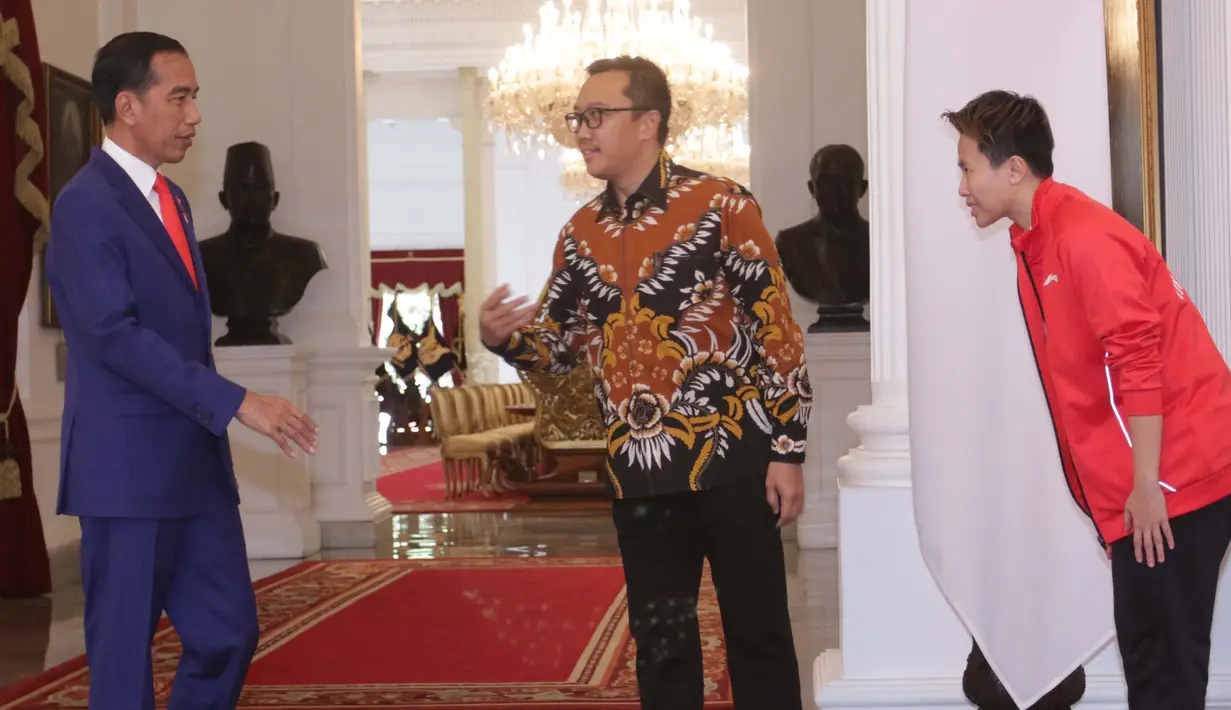 Atlet bulu tangkis, Liliyana Natsir menemui Presiden Joko Widodo didampingi Menpora Imam Nahrawi di Istana Merdeka, Jakarta, Selasa (29/1). Liliyana, yang telah memutuskan pensiun sebagai atlet bulu tangkis, berpamitan kepada Jokowi. (Liputan6.com/HO/Ran)