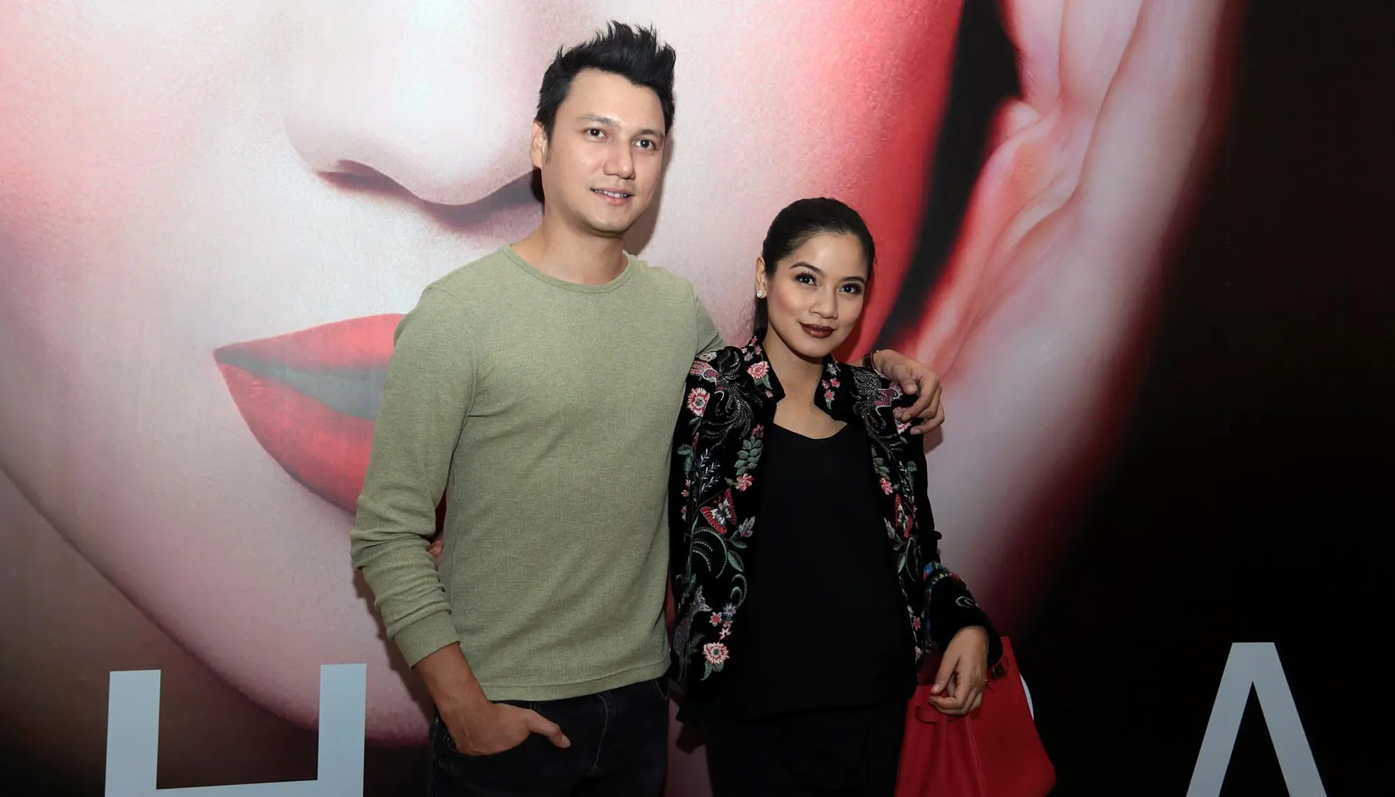 Titi Kamal dan Christian Sugiono di ajang Jakarta Fashion Week 2017. (Deki Prayoga/bintang.com)