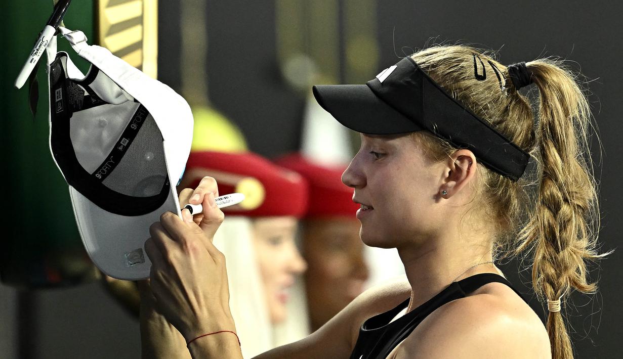 Setelah pertandingan Elena yang senang dengan hasil pertandingan tersebut meladeni penggemarnya dengan memberikan tanda tangan. (AFP/Manan Vatsyayana)