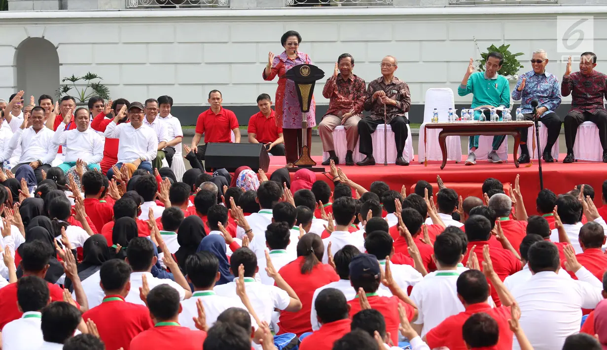 Ketua Dewan Pengarah UKP Pancasila Megawati Soekarno Putri saat memberikan sambutan dalam Peluncuran Program Penguatan Pendidikan Pancasila di Istana Bogor, Jawa Barat, Sabtu (12/8). (Liputan6.com/Angga Yuniar)