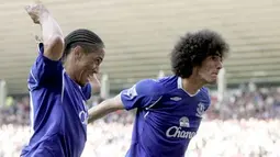 Everton's Marouane Fellaini celebrates after scoring a goal against Sunderland with teammate Steven Pienaar during their EPL football match at the Stadium of Light on May 3, 2009. AFP PHOTO/GRAHAM STUART