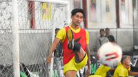Kapten Arema, Ahmad Alfarizi saat latihan di lapangan futsal sebelum PPKM Darurat. (Iwan Setiawan/Bola.com)