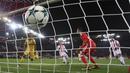 Gelandang Juventus, Juan Cuadrado, mencetak gol ke gawang Olympiakos pada laga Liga Champions di Stadion Georgios Karaiskakis, Rabu (6/12/2017). Juventus menang 2-0 atas Olympiakos. (AP/Thanassis Stavrakis)