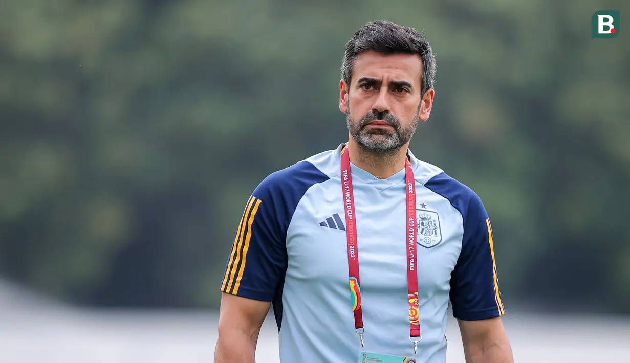 Pelatih kepala Timnas Spanyol U-17, Jose Maria Lana saat latihan resmi menjelang laga perempat final Piala Dunia U-17 2023 melawan Timnas Jerman U-17 yang berlangsung di Stadion Madya, Senayan, Jakarta, Kamis (23/11/2023). (Bola.com/Bagaskara Lazuardi)