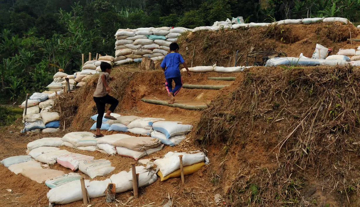 Dua orang anak bermain-main di helipad yang ada dan dibangun di salah satu sisi Gunung Padang di Kampung Cimanggu, Cianjur, Jawa Barat, (20/9/2014). (Liputan6.com/Helmi Fithriansyah)