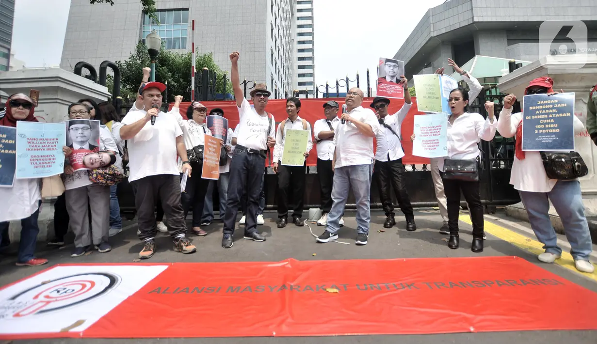 Massa Aliansi Masyarakat Untuk Transparansi membentangkan poster saat aksi damai di Gedung DPRD DKI Jakarta, Rabu (4/12/2019). Aksi ini untuk mendukung politikus PSI William Aditya yang disorot karena kritiknya terhadap transparansi penyusunan anggaran Pemprov DKI. (merdeka.com/Iqbal S Nugroho)
