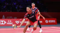 Ganda putra Indonesia Fajar Alfian/Muhammad Rian Ardianto saat menghadapi rekannya Sabar Karyaman Gutama/Moh Reza Pahlevi Isfahani pada laga Grup B BWF World Tour Finals 2024. Fajar/Rian menang 28-26 dan 21-18 di Hangzhou Olympic Sports Centre Gymnasium, China, Rabu (11/12). (foto: PP PBSI)