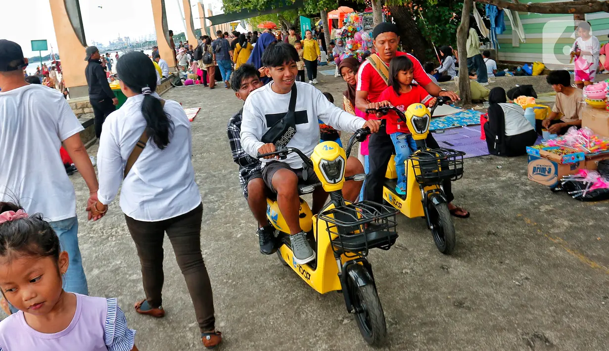 Eko merinci 7.500 pengunjung datang menggunakan kendaraan roda dua atau sepeda motor. Sementara itu 9.000 pengunjung datang ke Ancol menggunakan mobil. (Liputan6.com/Angga Yuniar)