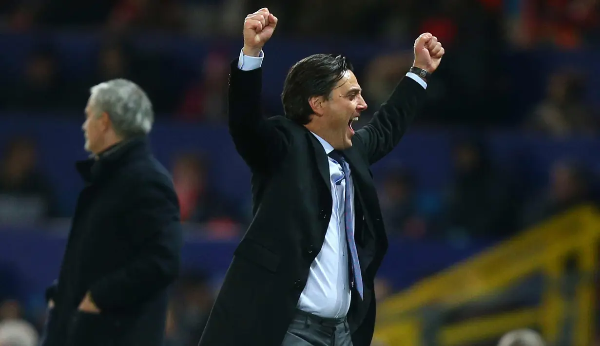 Pelatih Sevilla Vicenzo Montella merayakan gol ke dua penyerang Wissam Ben Yedder saat bertanding melawan Manchester United pada leg kedua babak 16 besar Liga Champions di Old Trafford, Inggris, (13/3). (AP Photo / Dave Thompson)