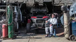 Paralympian Peru, Lucas Barron berpose dekat mobil untuk Rally Dakar 2019 di Lima, 18 Desember 2018. Baron akan membuat sejarah sebagai pereli dengan down syndrome pertama selama 40 tahun penyelenggaraan Dakar Rally. (ERNESTO BENAVIDES /AFP)