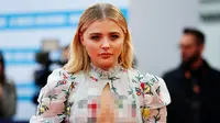 Chloe Grace Moretz berpose saat menghadiri pembukaan Festival Film Deauville American di Prancis, (2/9). Chloe dan Brooklyn dikabarkan telah putus akibat Brooklyn belum ingin mejalani hubungan lebih serius dengan Chloe. (AFP PHOTO/CHARLY TRIBALLEAU)