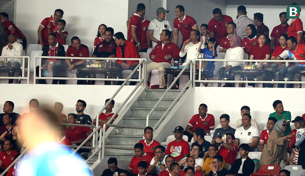 Presiden RI, Joko Widodo (tengah) ditemani cucunya Jan Ethes (tengah kanan) saat menyaksikan laga FIFA Matchday antara Timnas Indonesia melawan Timnas Argentina di Stadion Utama Gelora Bung Karno (SUGBK), Senayan, Jakarta, Senin (19/06/2023). (Bola.com/Bagaskara Lazuardi)