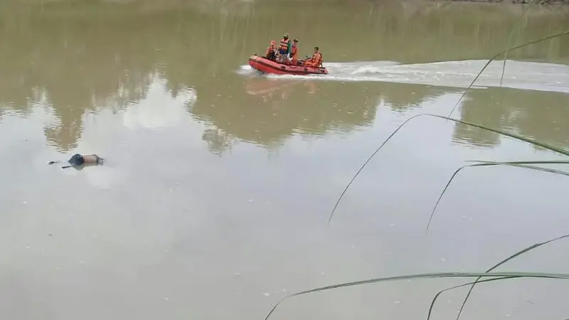 Penemuan Pekerja Perahu Eretan Yang Tewas Tenggalam Di Sungai Ciujung. (Kamis, 04/03/2021). (Dokumentasi Basarnas Banten).