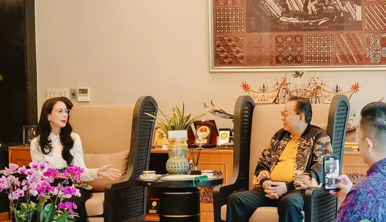 Batik dikenakan Arumi sebagai obi belt yang bikin terlihat modis [@arumibachsin_94]