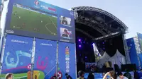 Pertandingan final PES 2016 memeriahkan fan zone Paris menjelang partai puncak Piala Eropa 2016 antara Portugal melawan Prancis. (Bola.com/Ary Wibowo). 