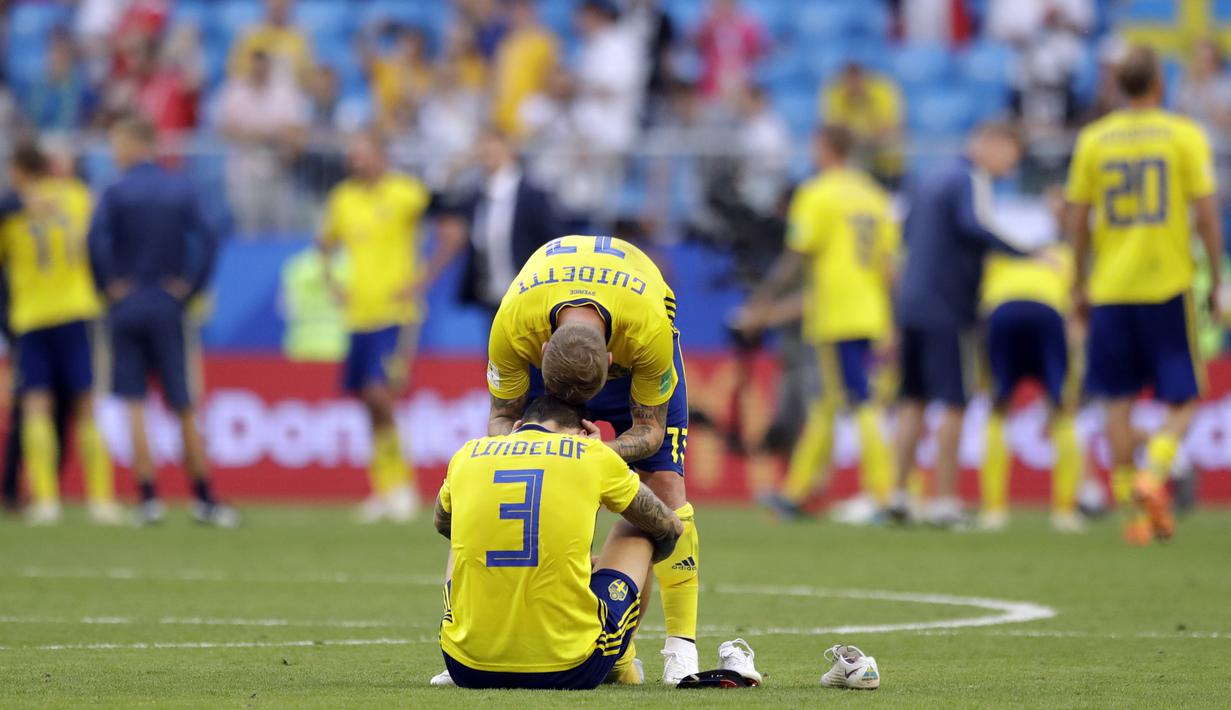 Bek Swedia, Victor Lindelof, tampak kecewa usai dikalahkan Inggris pada laga perempat final Piala Dunia di Samara Arena, Samara, Sabtu (7/7/2018). Inggris menang 2-0 atas Swedia. (AP/Matthias Schrader)