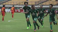 Para pemain Persebaya merayakan gol yang dicetak Irfan Jaya ke gawang Martapura FC pada laga semifinal Liga 2 2017 di Stadion GBLA, Bandung, Sabtu (25/11/2017). Persebaya menang 3-1 atas Martapura FC. (Bola.com/Ronald Seger)